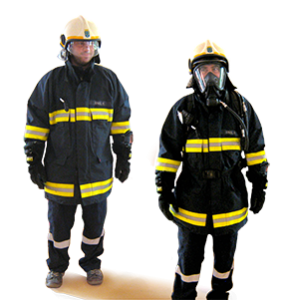 FF-Mann in Einsatzuniform mit Helm und mit Gasmaske